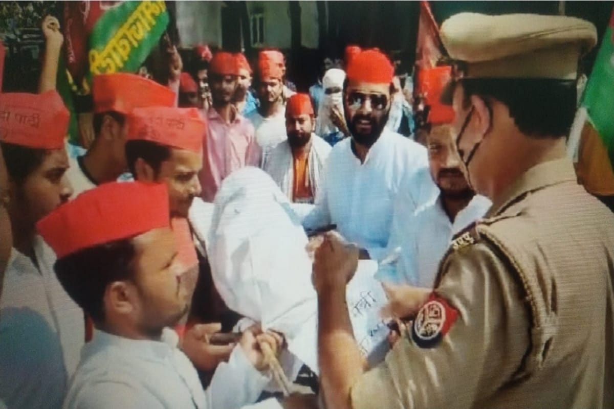 Lakhimpur kheri kand: Samajwadi party workers have body extracted of Union Minister of State Ajay Mishra  in Baghpat