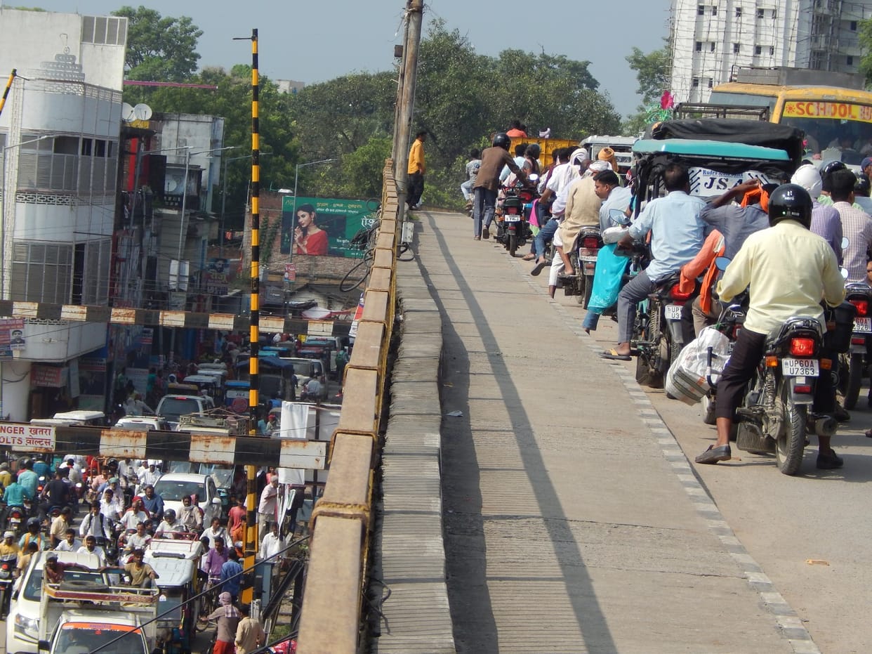 People struggling with jam, trouble happened