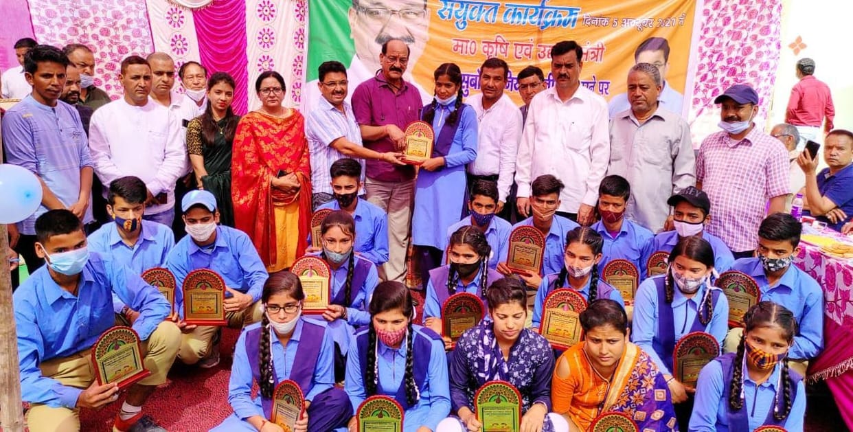 Minister honored meritorious students