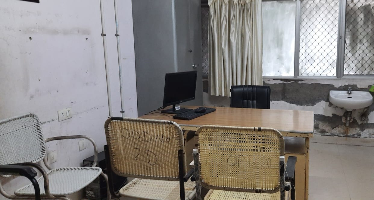 Employees cut slip from server down in civil hospital