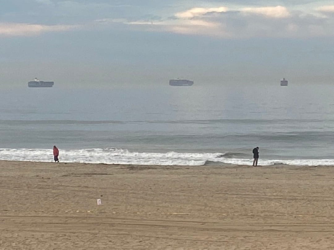 California: 33 thousand barrels of oil spilled in Orange County on Huntington Beach, many birds including fish died