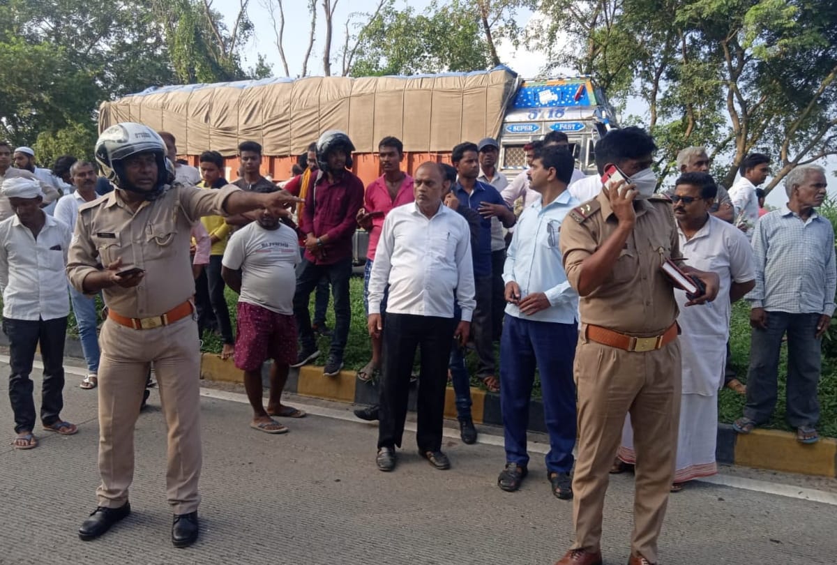 massive road accident in sant kabir nagar three dead