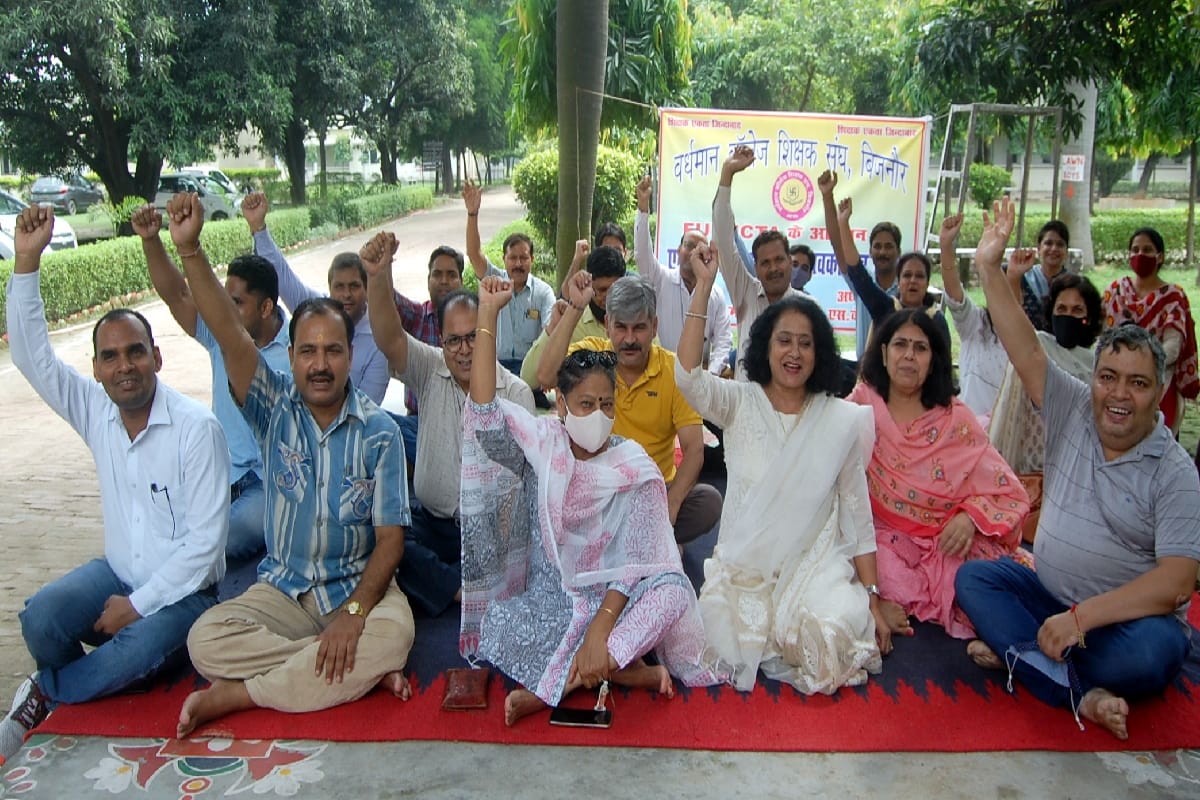 Bijnor: Teachers protest  against government in Bijnor today