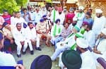 रमन के परिवार वालों से बात करते राकेश टिकैत।