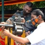 Prayagraj News : चंद्रशेखर आजाद पार्क में सेना की ओर से लगाई गई प्रदर्शनी में हथियारों के बारे में जानकारी लेती छात्रा।