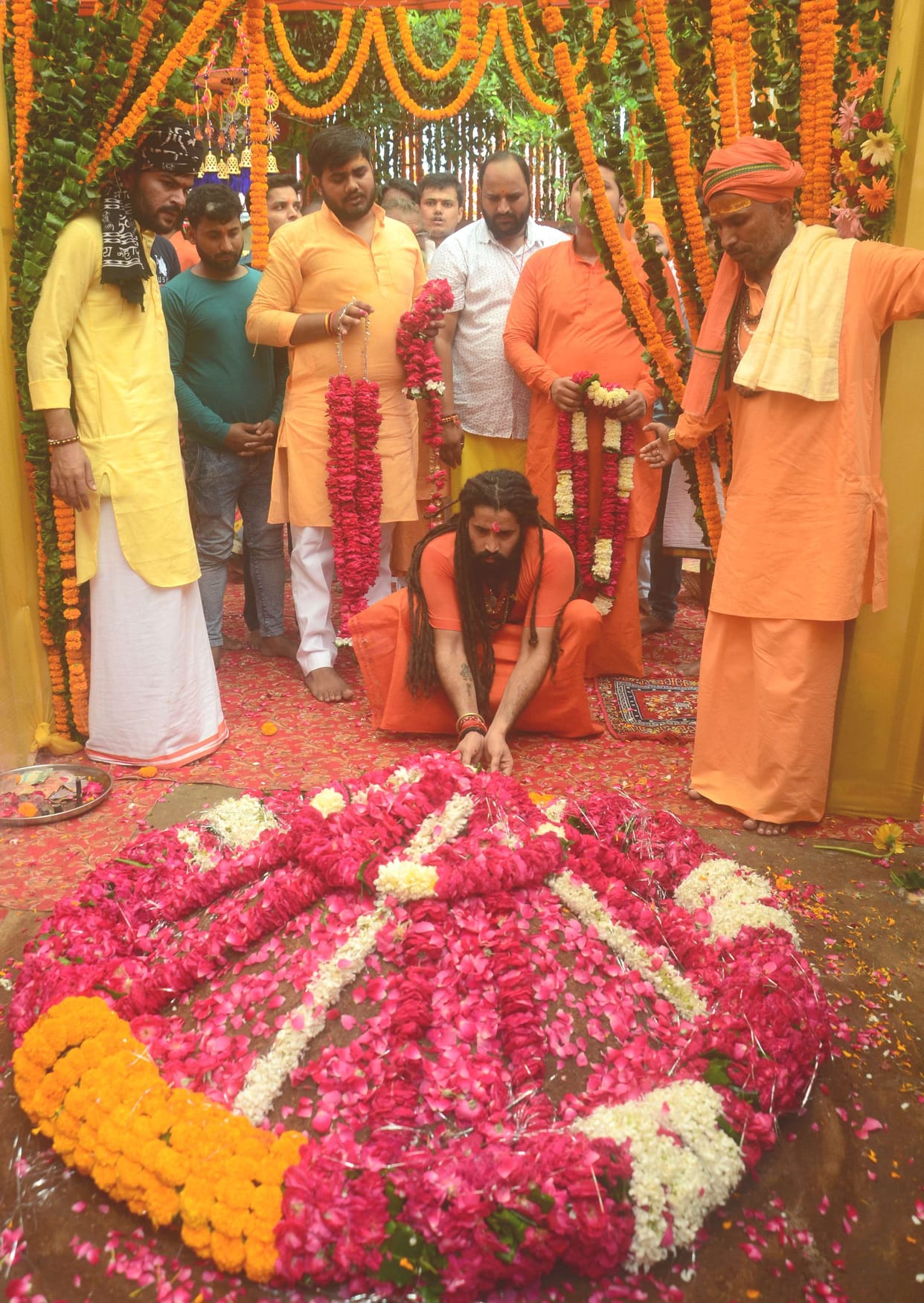 The Vedas resonated at the Samadhi of Mahant Narendra Giri on Shodashi Puja, lit the lamp.
