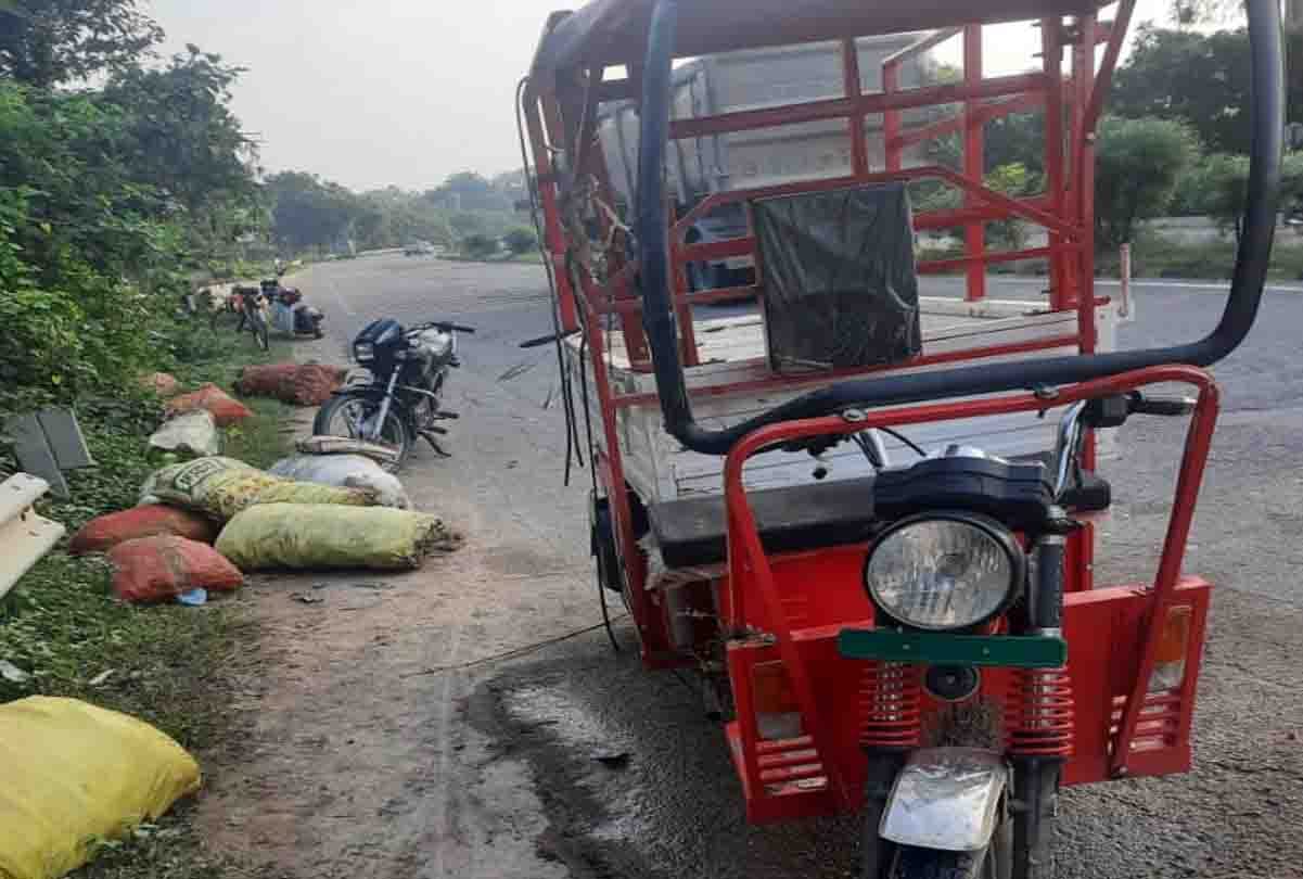 Road accident in Unnao: E-rickshaw rider vegetable trader dies, two injured