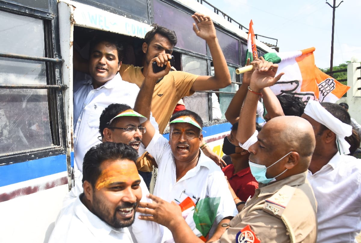 Lakhimpur Kheri uproar Protest against arrest of Priyanka Gandhi in Gorakhpur-Basti division