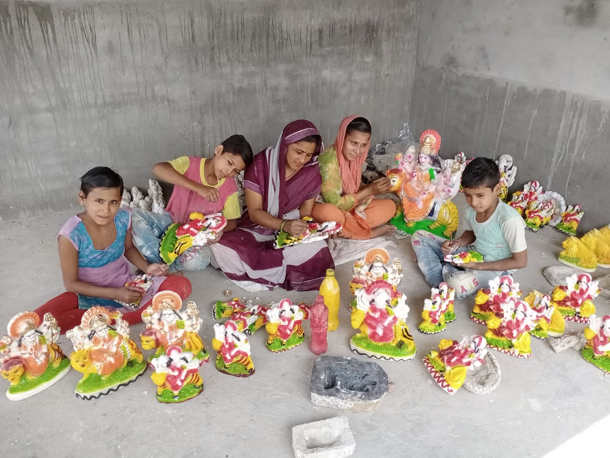 Giving the message of self-reliance by making idols