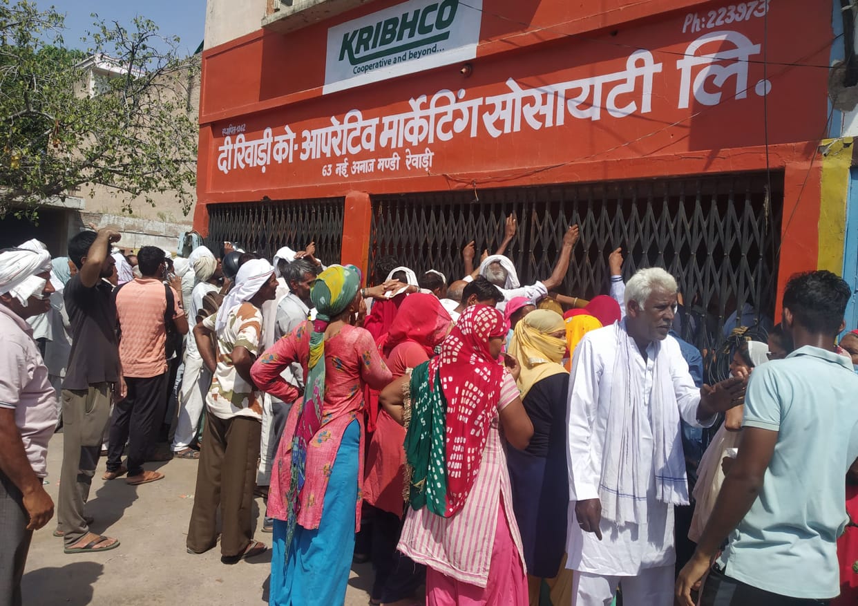 Farmers stood in queue for fertilizer since morning, but got disappointed