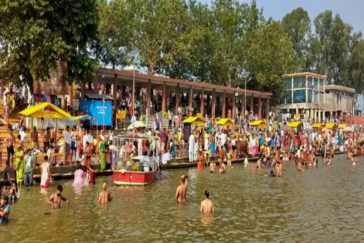 Sarva Pitru Amavasya: devotees gathered on Ganga Ghats to pay farewell to ancestors