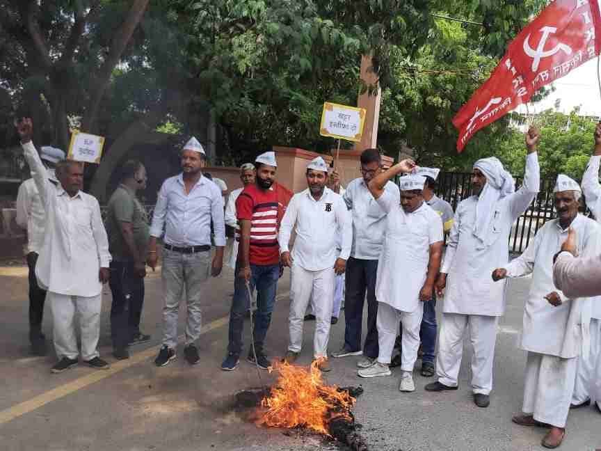 Aam Aadmi Party workers burnt CM's effigy