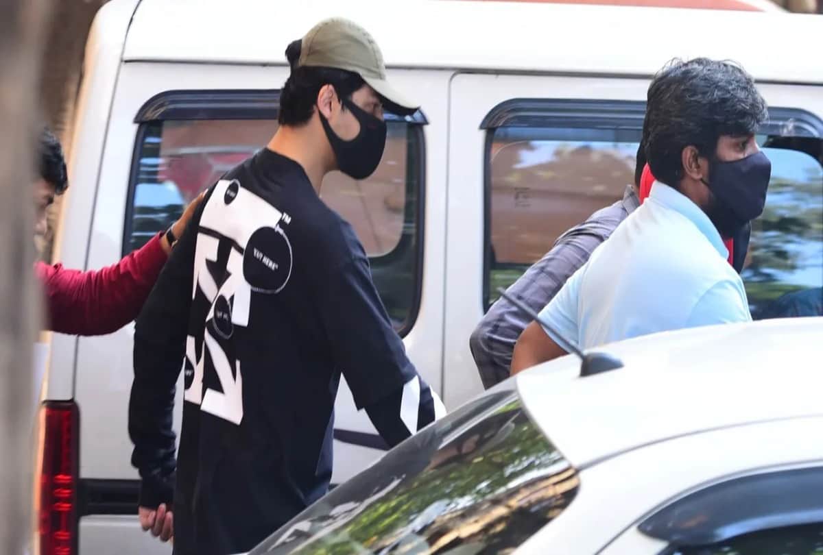 Pooja Bhatt tweets on man in viral selfie with Aryan Khan,alleging that the informers life was at risk