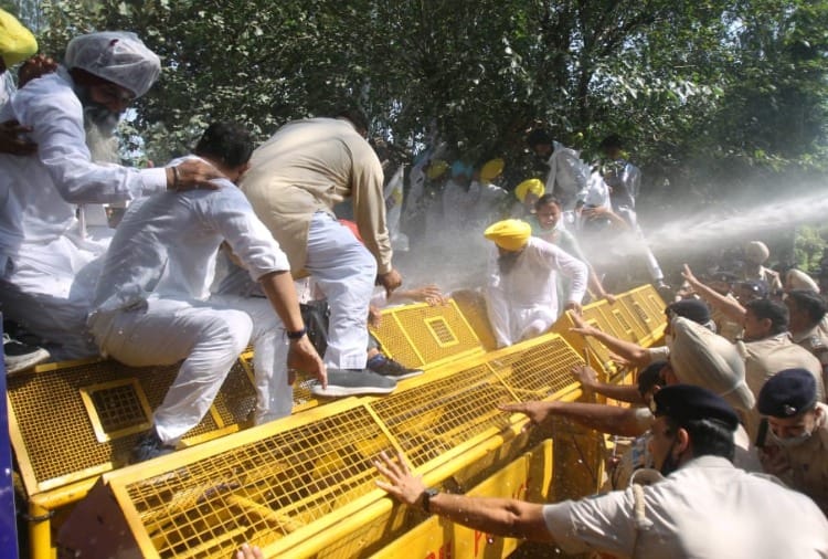 Aam Aadmi Party leaders demonstrated in Chandigarh against Lakhimpur incident
