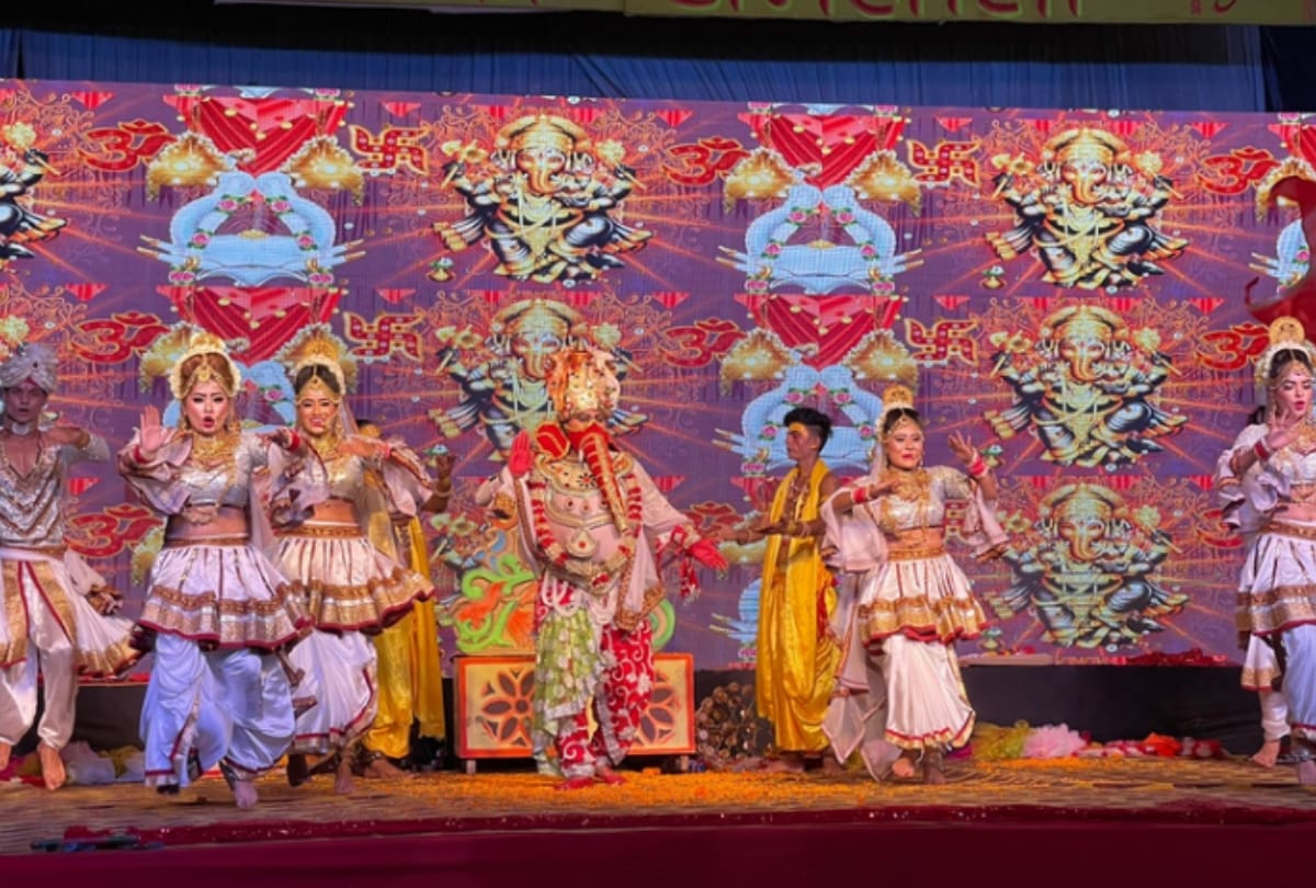 The beginning of the film Ramlila in Ramnagari: Ganesh worship, Shankar-Parvati and Narad Muni Samadhi Bhanga dialogue stole the attraction