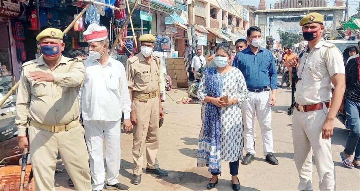 Hathras: SDM and CO visited Ram Barat Marg, instructed to raise the hanging wires below