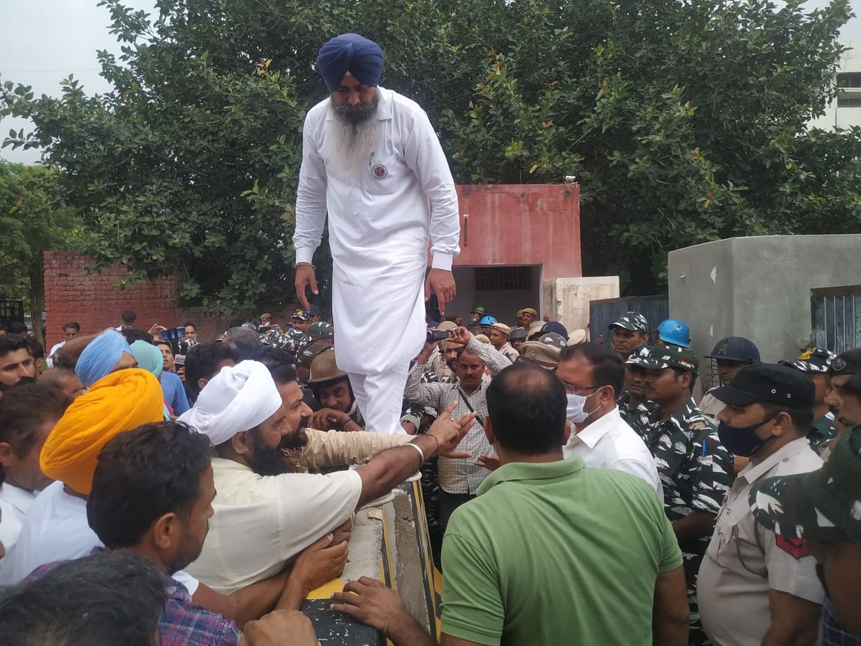 Farmers entered the Mini Secretariat campus breaking the security cordon, the police kept watching