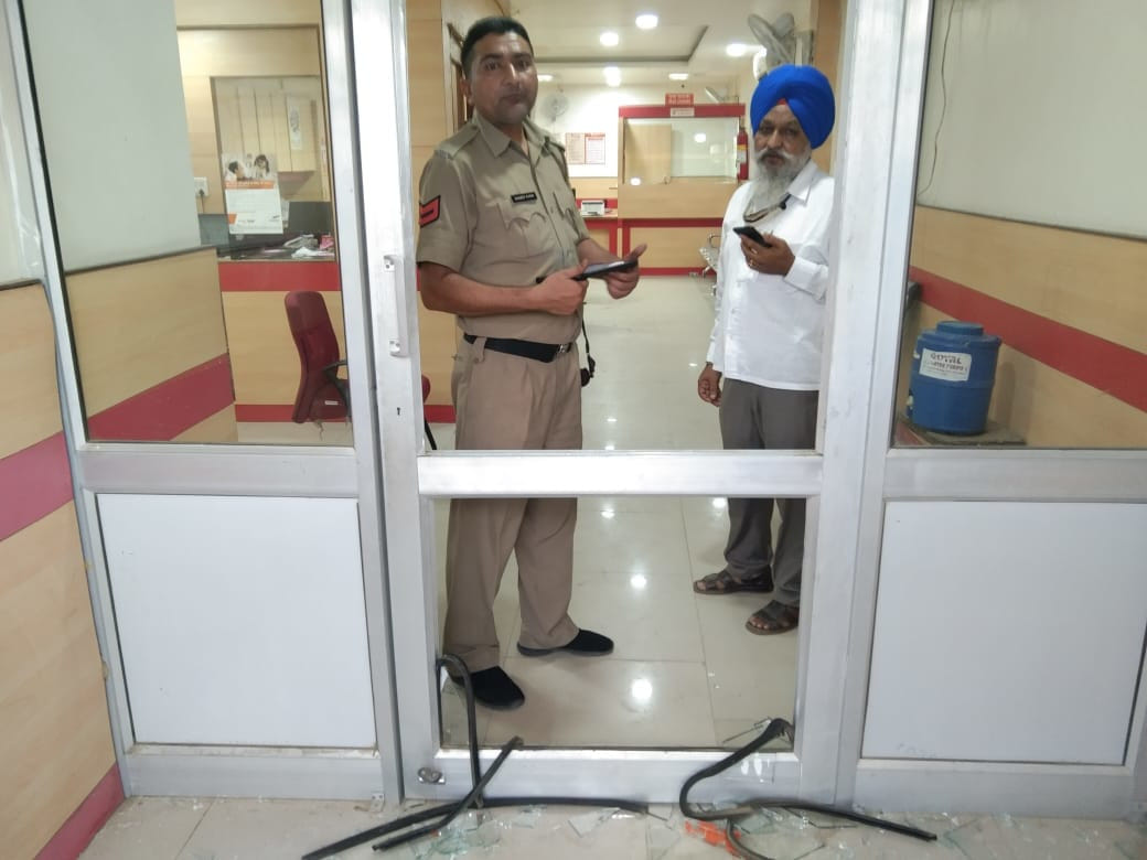 Robbers who came as customers robbed 20 lakhs from the bank on the strength of weapons in 15 minutes