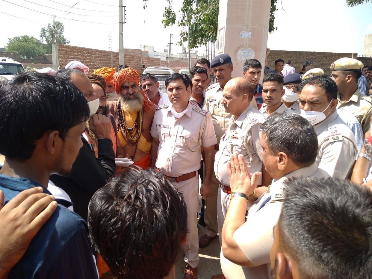 Mahant Chandan Puri stopped by police from going to Samadha Mandir