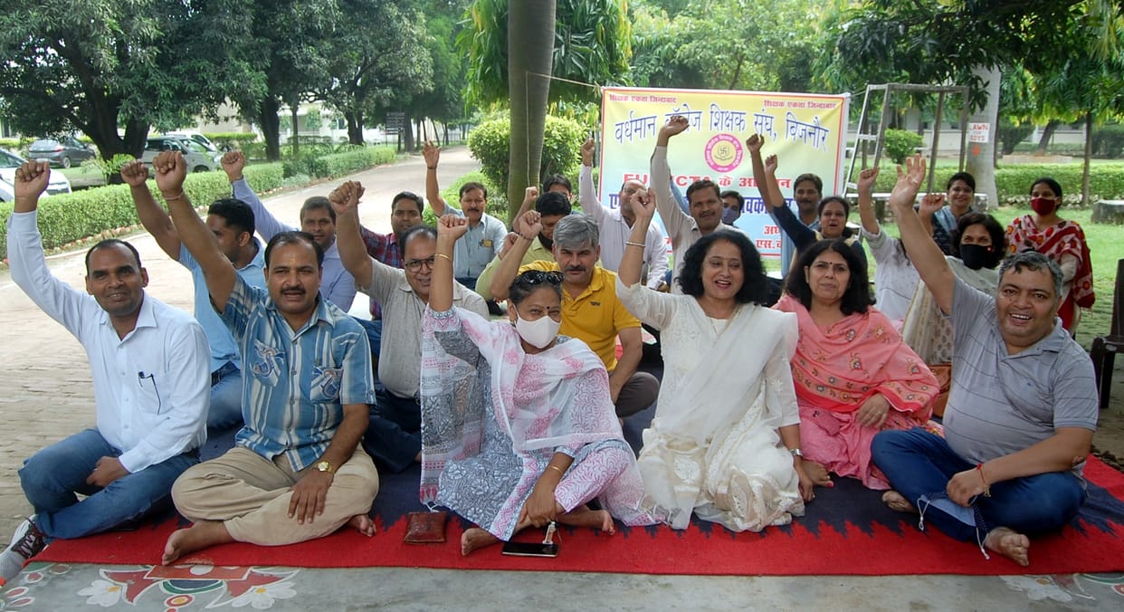 Teachers of aided degree colleges staged a sit-in