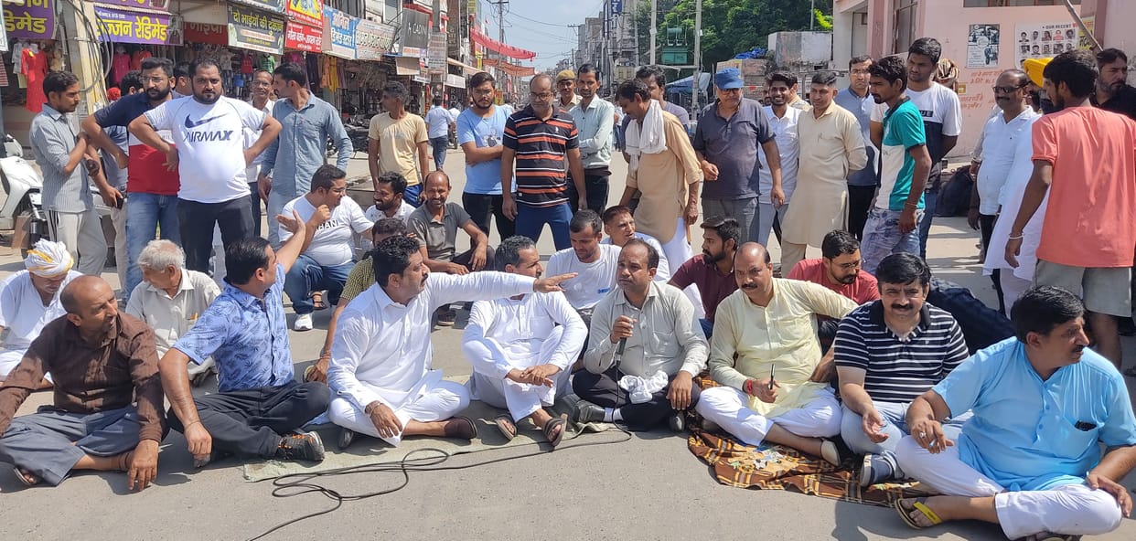 Angry shopkeepers blocked the road due to lack of marking