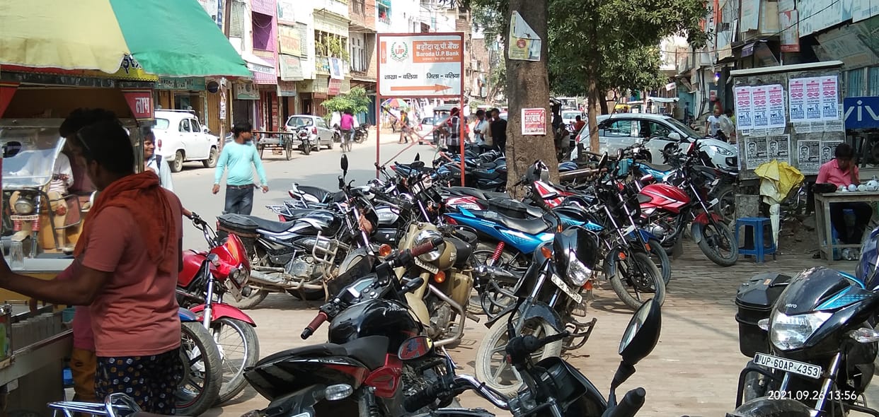Vehicles standing on the roads, people do not know where the parking is
