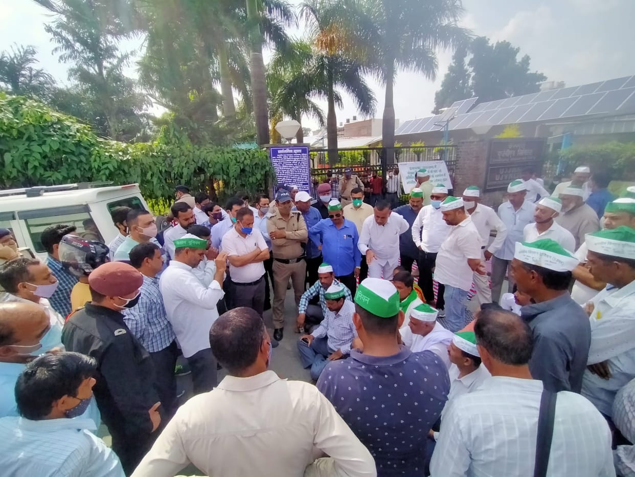 Uttarakhand news: Bhakiyu (Tomar) Farmers sitting on dharna outside UJVNL dehradun office
