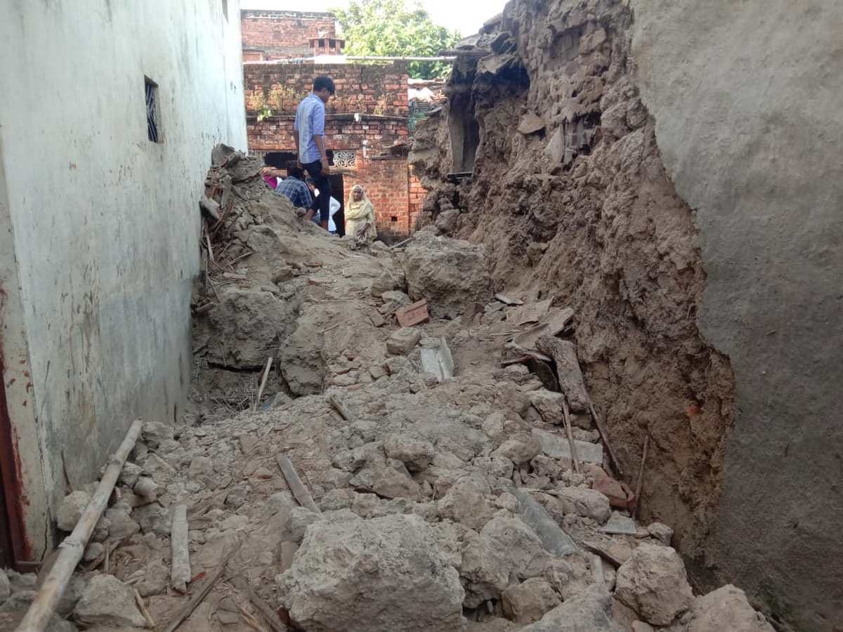 Innocent child dies after buried in rubble due to collapse raw wall of house in azamgarh