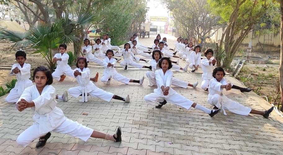 parishadeey skoolon mein betiyaan seekhengee aatmaraksha ke gur