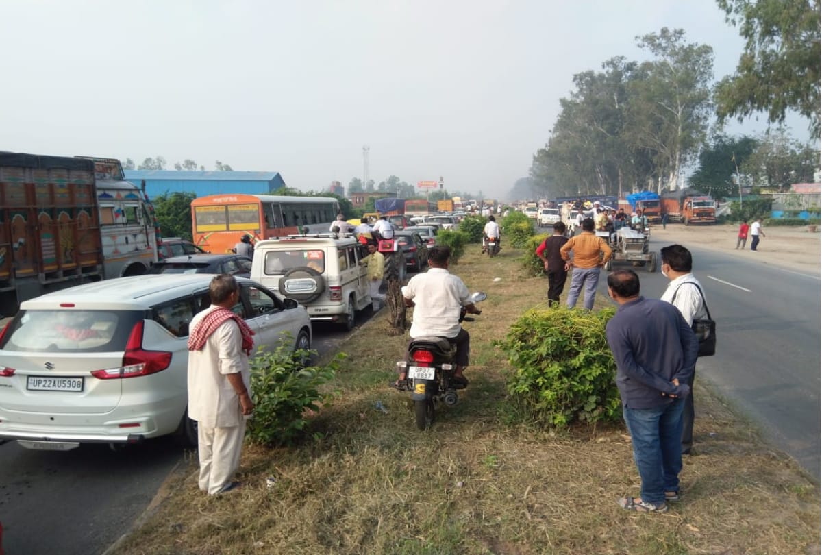 Crowd of devotees gathered in Brajghat and Tigri on Pitru Visarjan Amavasya  jam on the highway Heavy traffic jam on the highway