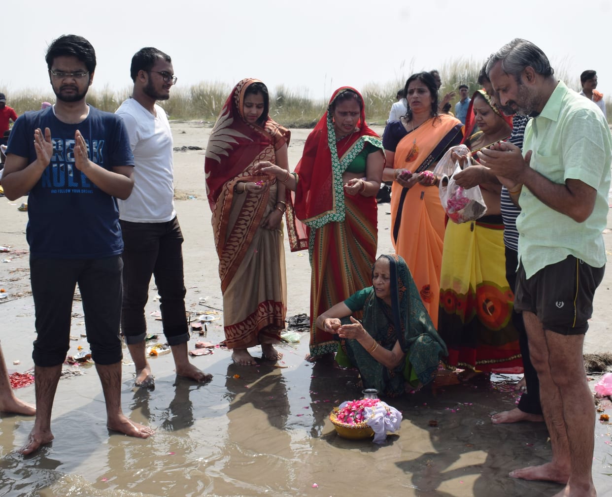 Pitru Amavasya: Devotees gathered at the Ganga Ghats to offer sacrifices to ancestors, donated water