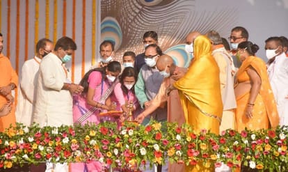 CM Yogi laid foundation stone of medical college also gift of 800 crores project in chandauli