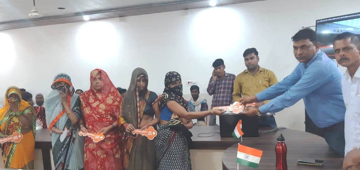 Hathras: 105 beneficiaries got the key to PM's house