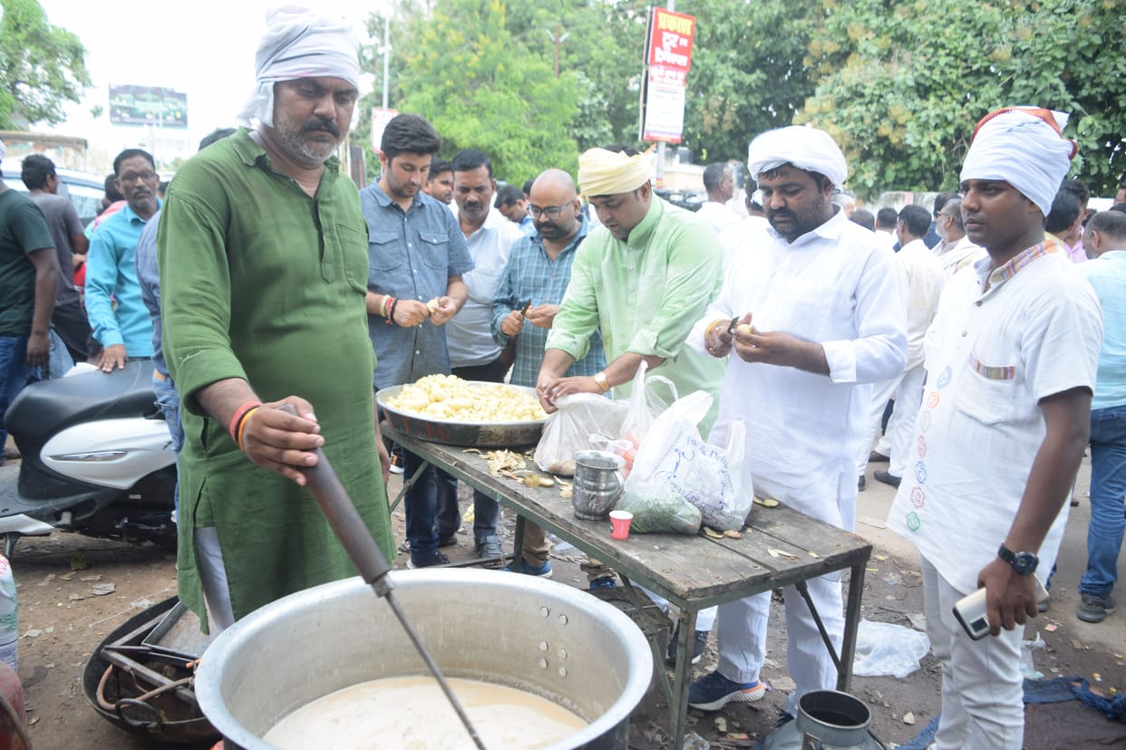 The demonstration intensified with the gathering of workers
