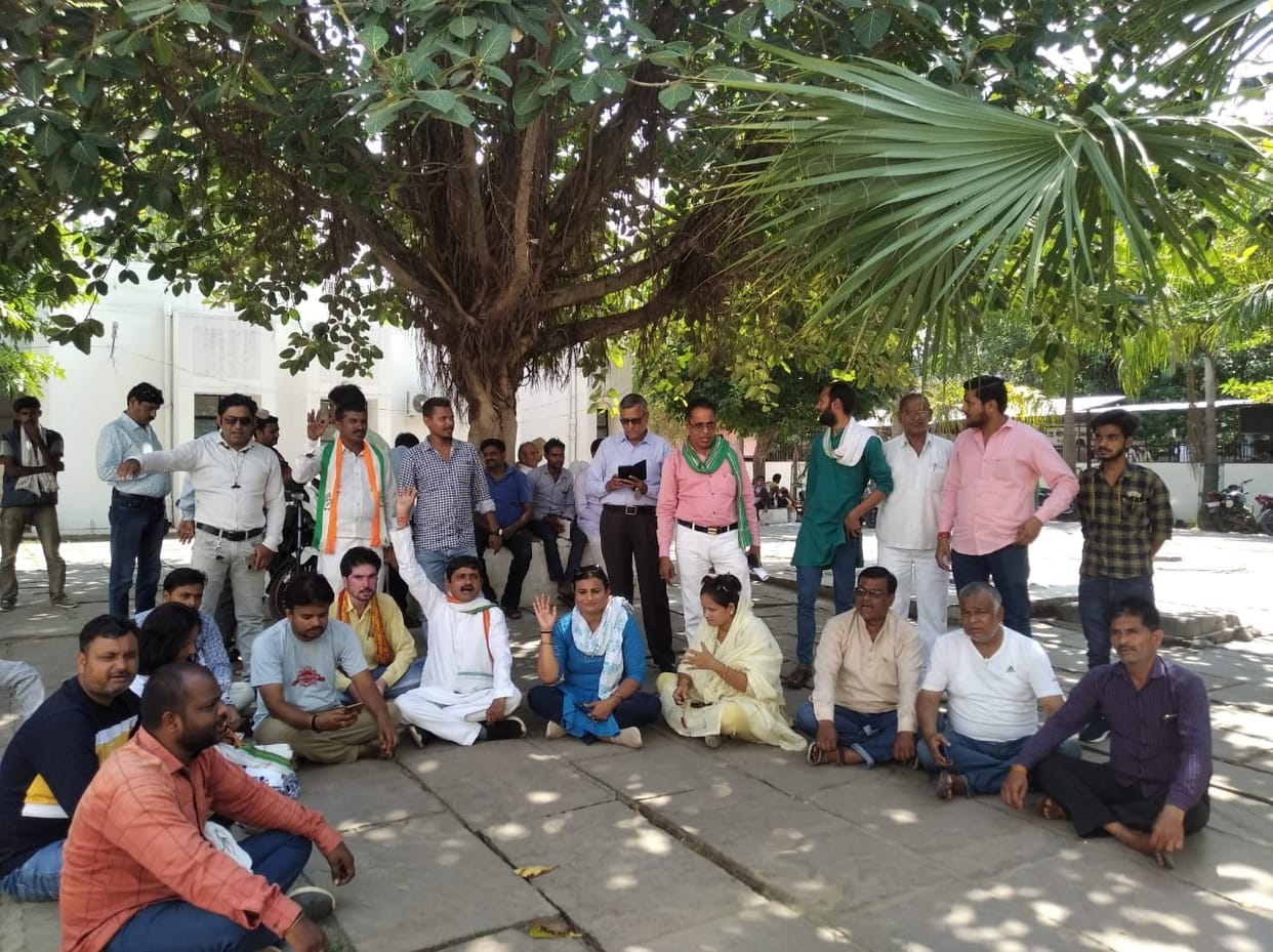 cngress workers protest in collectrate