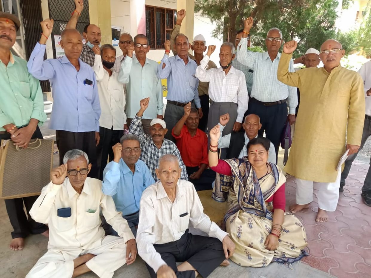 Pensioners are standing on dharna in Bhikiyasain tehsil courtyard