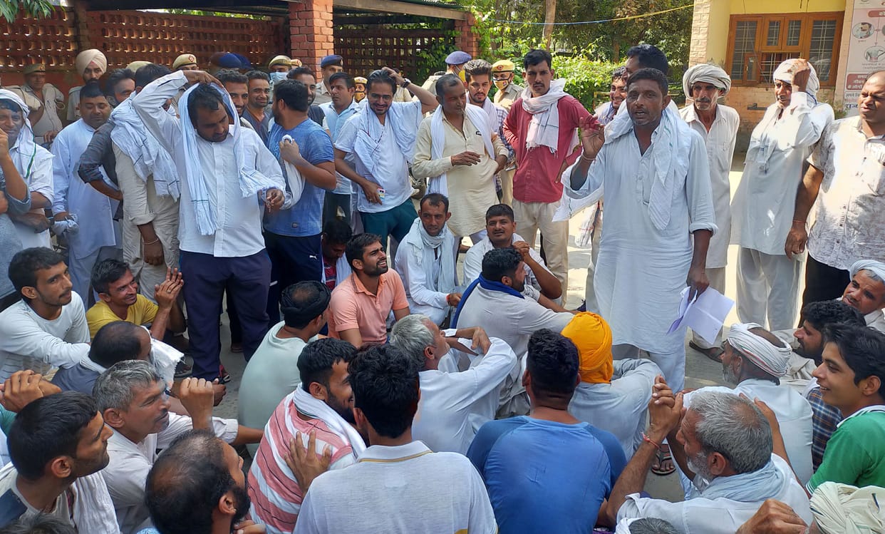 farmers upset due to non procurement of paddy put a lock on the gate of the grain market