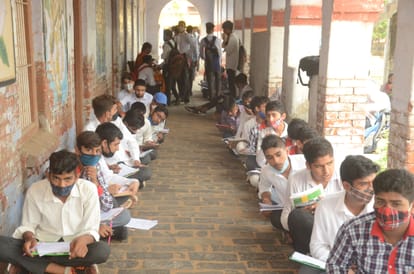 स्कूल परिसर में पढ़ाई करवाता शिक्षका।