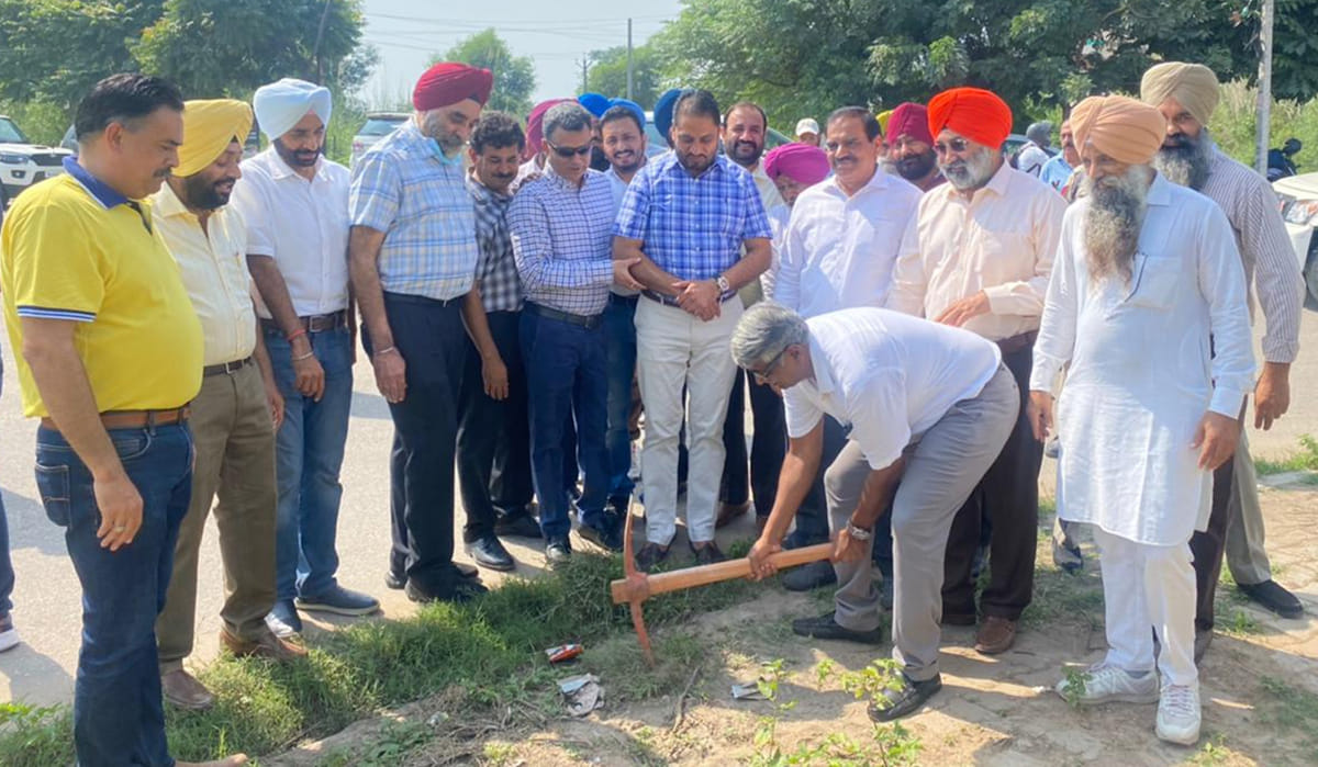 The work of laying tiles started in the industrial area of Mohali, the mayor inaugurated