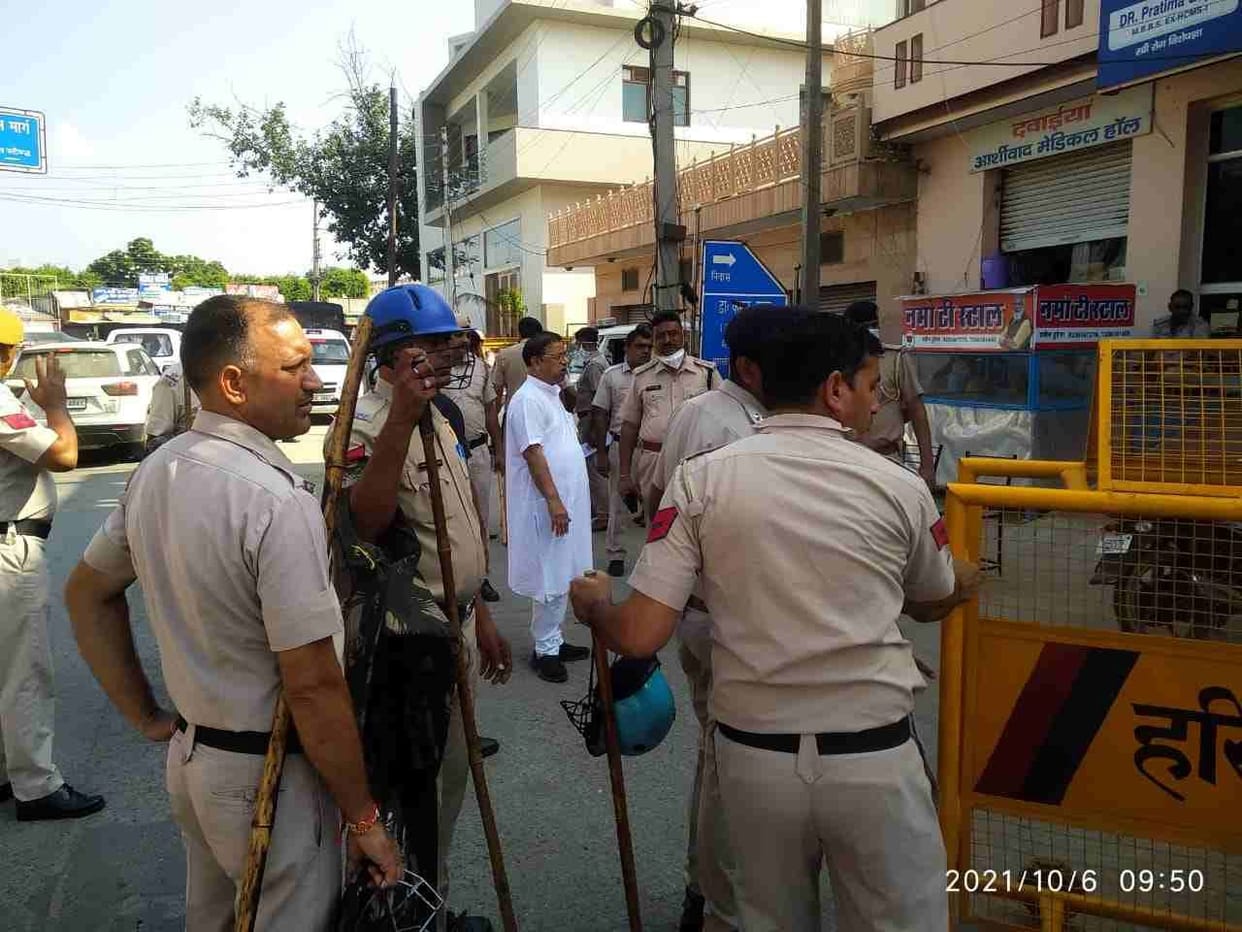Farmers sitting on dharna outside Dr. Kamal Gupta's residence, jammed on Ramayana toll