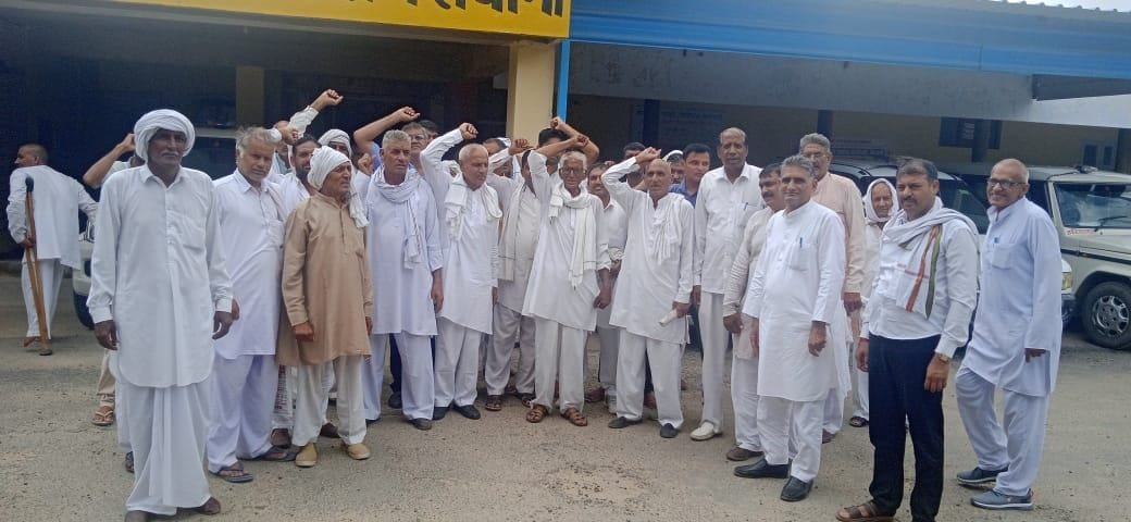 Farmers submitted memorandum to Tehsildar for compensation for bad crops