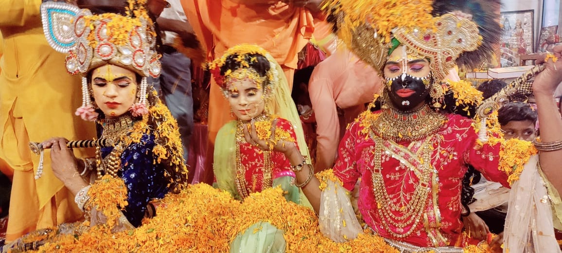 One gets salvation by going to the feet of Shri Hari.