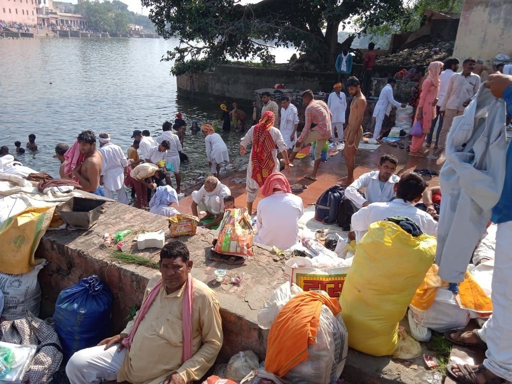 thousands of people bathed in pandu pindara shrine and performed pind daan