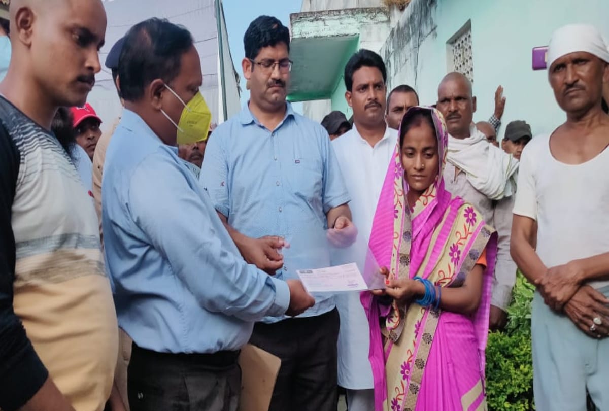Lakhimpur Kheri violence deceased reporter raman kashyap wife gets 45 lakh rupees cheque of compensation from administration