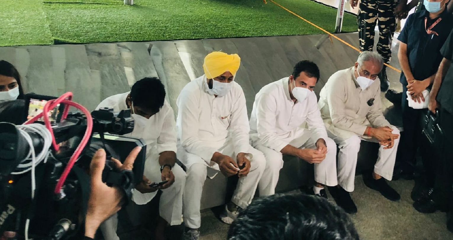 राहुल गांधी  छत्तीसगढ़ के सीएम भूपेश बघेल और पंजाब के सीएम चरनजीत सिंह चन्नी (बाएं से दूसरे)