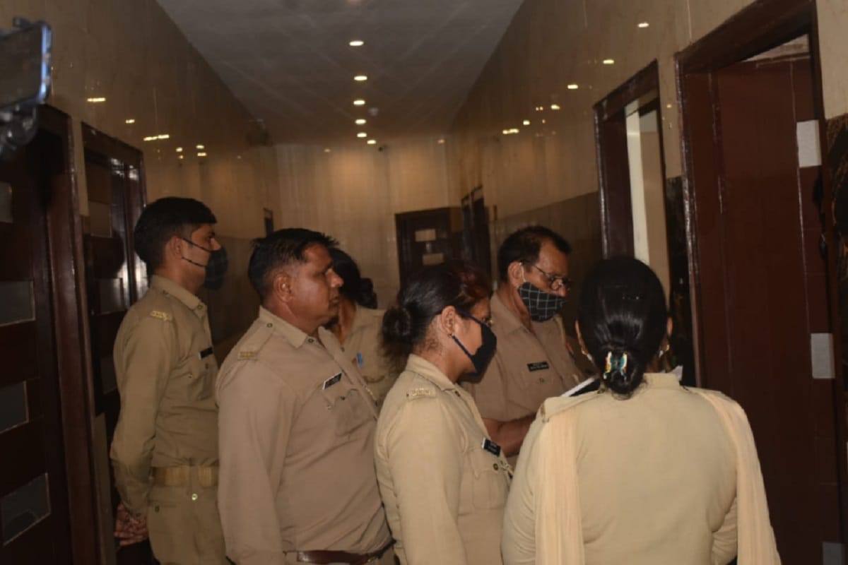 UP News: Anti human trafficking unit and Police has raid in a hotel and 13 boys and girl recoverd