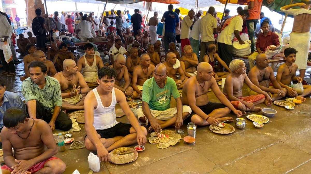 Pitra Paksha 2021 Last Date Today in Varanasi Ghat UP: Devotees gathered for pind daan to father and ancestor Pitras are satisfied for a year by performing Shradh and Tarpan
