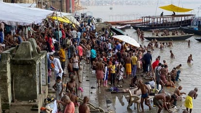 Pitra Paksha 2021 Last Date Today in Varanasi Ghat UP: Devotees gathered for pind daan to father and ancestor Pitras are satisfied for a year by performing Shradh and Tarpan
