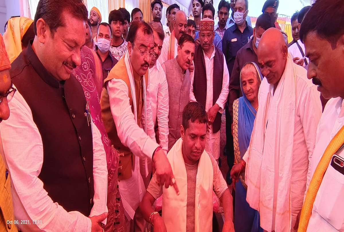 Kaushambi: Deputy CM Keshav Prasad Maurya paid tribute to his father on his death anniversary.