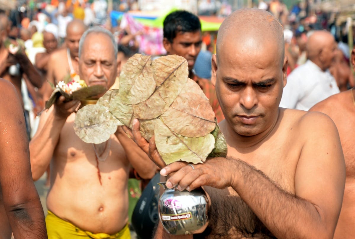 Pitru Visarjan: Masses gathered on the banks of Sangam to perform Shradh for ancestors